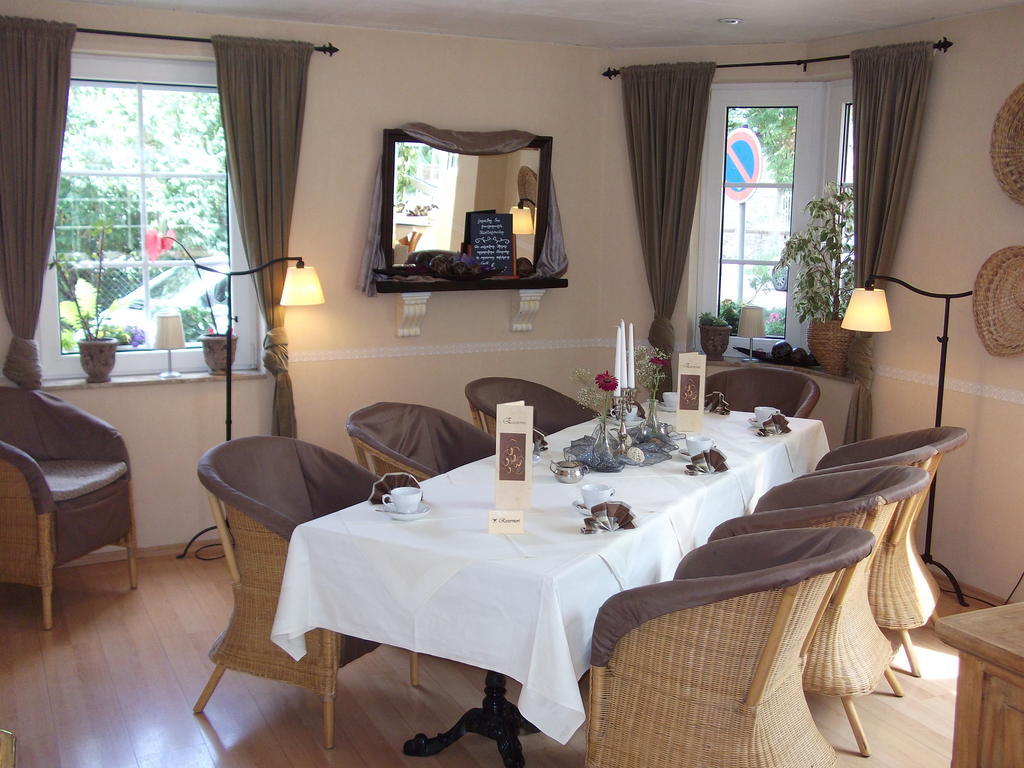 Halle  Pension & Cafe Am Kraehenberg מראה חיצוני תמונה