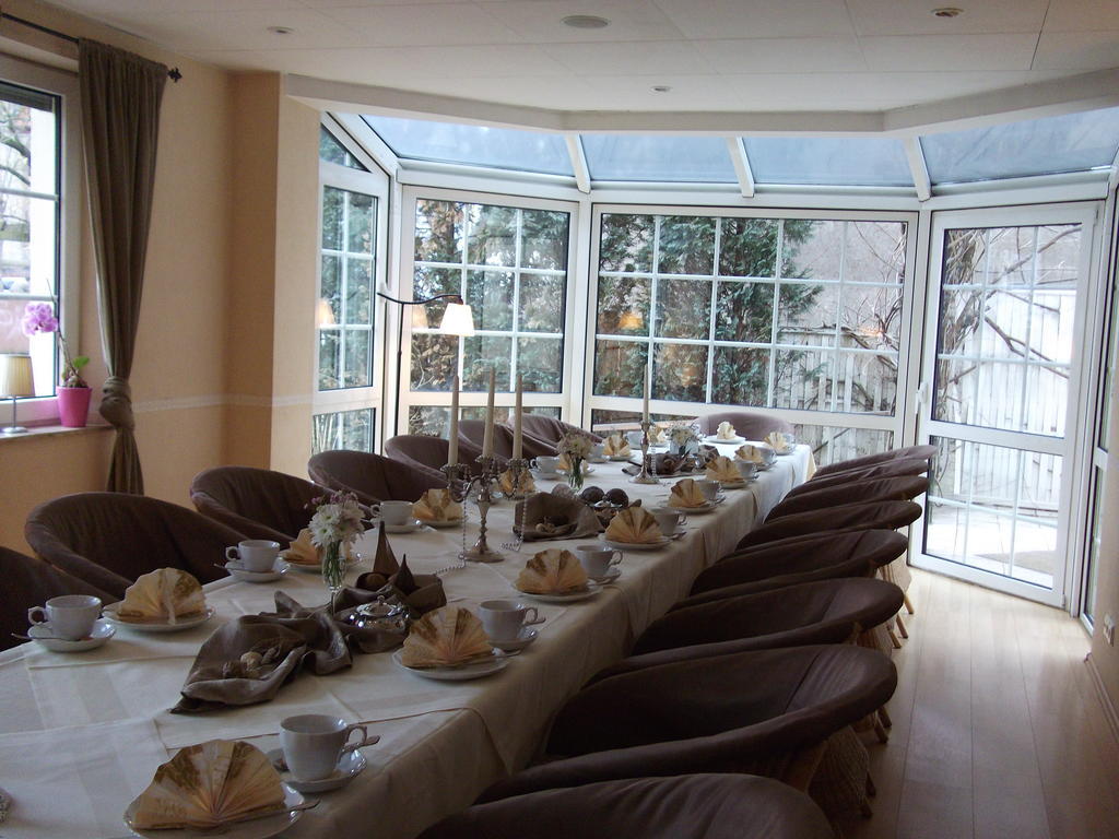 Halle  Pension & Cafe Am Kraehenberg מראה חיצוני תמונה