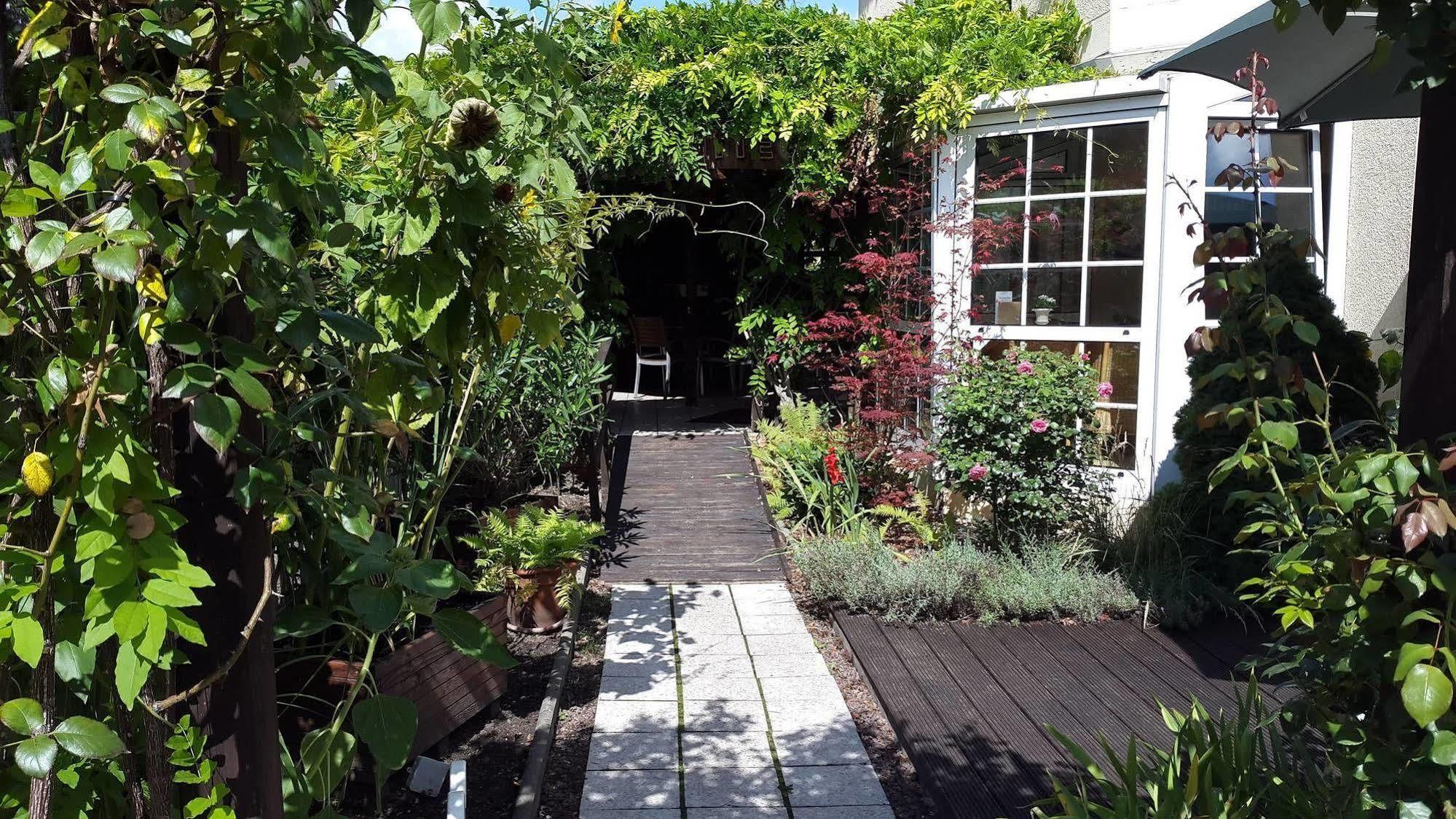 Halle  Pension & Cafe Am Kraehenberg מראה חיצוני תמונה