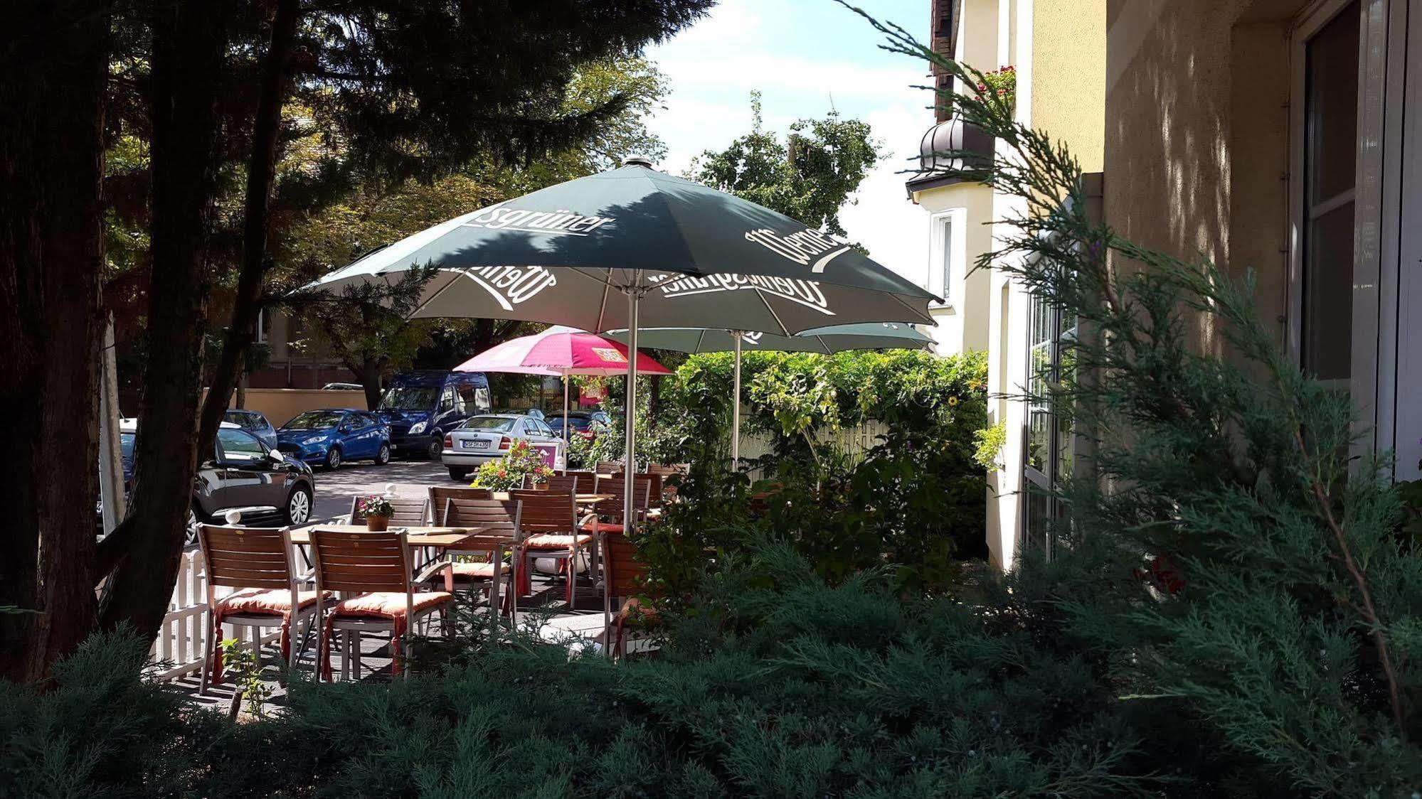 Halle  Pension & Cafe Am Kraehenberg מראה חיצוני תמונה